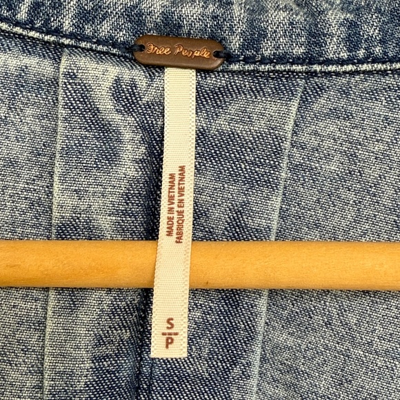 Free People Charlie Light Wash Denim Shirt/Tunic/Dress Size Medium - Picture 3 of 16